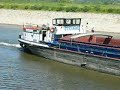 Gütermotorschiff auf der Elbe