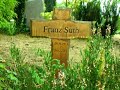 Franz hätte sicher nichts gegen dieses Video, denn er war der erste, den ich kannte, der sich Anfang der 90er Jahre schon Bildschirmtext (BTX) hatte um sich die Börsenkurse zu holen.Wer mal hingehen will und eine Kerze anzünden möchte: Die Ortsdaten für google maps lauten:+51° 0' 52.49