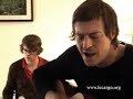 rendez vous dans l'hotel habituel des artistes na�ve... apr�s quelques h�sitations sur le lieu de la session, la petite cuisine aurait �t� un d�cor plus sympathique, mais le groupe ne s'y sentait pas � l'aise. on se retrouve dans le salon, un vrai calvaire � filmer. la lumi�re dans le dos, un grand vide entre les quatre membres du groupe... et pas moins de deux micros pour arriver � capturer les m�lodies des belges de girls in hawaii. alors si il est vrai que nous sommes un peu d��us cot� image, les versions acoustiques subliment les derniers morceaux tir�s de l'album plan your escape. musicalement un grand moment dans ce petit hall d'h�tel... comme quoi quelles que soient les conditions certains groupes peuvent nous emmener dans leur univers avec simplicit� et g�n�rosit�. 

www.planyourescape.be 

www.lecargo.org