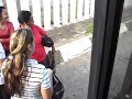 Nesse vídeo, feito dia 17/11/2009, filmo o veículo 41320 na linha 4301-10 COHAB II - Paulista, no ponto inicial da linha, com a bateria descarregada. Esse veículo deveria partir por volta das 7:20 da manhã, sentido centro. Por cerca de 15 minutos o motorista tenta dar partida no veículo e não consegue, devido a bateria estar descarregada. O fiscal pede aos passageiros entrarem no carro 41266, que sai antes praticamente em seu horário programado, porém, o motorista segue a viagem muito lentamente, a 10, 20, no máximo 30km/h, atrasando propositalmente a viagem. lamentável a situação dessa linha.