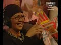 Ibarat air di daun keladiWalaupun tergenang tetapi tak meninggalkan kesanPabila tersentuh dahannya bergoyangAir pun tertumpah tercurah habis tak tinggal lagiBegitu juga cintamu padakuCinta hanya separuh hati kau lepas kembaliNanti disuatu masa kau juga kan merasaBetapa sakitnya hati kecewa kerana cinta( korus )Bila kau lihatPemuda yang lebih gayaCintamu pun segeraBerpindah kepadanyaTapi biarlah kau cari yang lainKan kau buat sebagai korban cinta palsu hampaNanti disuatu masa kau juga kan merasaBetapa sedihnya hati kecewa kerana cinta