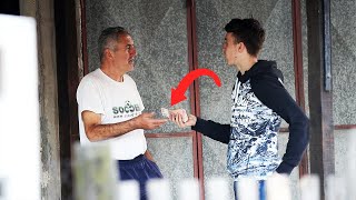 Го напуштил училиштето и заработува од Јутјуб: Данило им помага на оние кои им е најпотребно