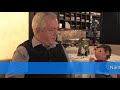 Handpuppe Nante zu Besuch im Restaurant Aigner