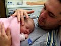 Emmeline sur le ventre de papa