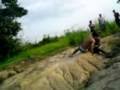 videos de escorregando na argila da agua fria