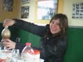 allisha speelt met cola