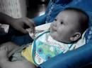 Mati comiendo su primera papilla