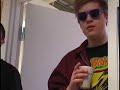 Anti allt-leo visar vad han går för. Anti allt-leo visar vad han går för.