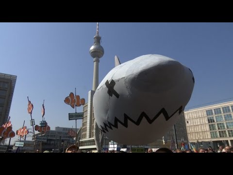 Berlin: Gierige »Miethaie« - Demonstranten fordern Ente ...