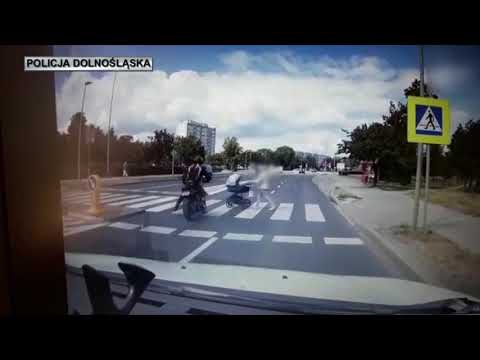 Motocyklista na przejściu wjechał w wózek z dzieckiem – mocne nagranie
