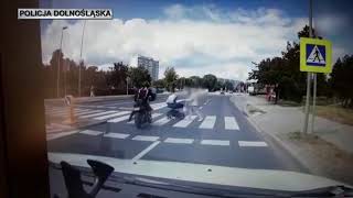 Motocyklista na przejściu wjechał w wózek z dzieckiem – mocne nagranie