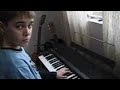 V�deo Justin playing Kate's song on the keyboards 
