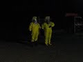 Brandweermannen in Chemi-pakken