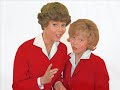 droppen dripp och droppen drapp, fr�n 1964, och lite istappar i all enkelhet. p� den �ldre bilden i klippet ser alice dotter titti lite v�l ung ut. den �r fr�n 1960. hon var lite �ldre n�r s�ngen kom ut.
droppen dripp och droppen drapp skrevs av m�ngsysslaren bertil almqvist som blev mest k�nd genom sina b�cker om 