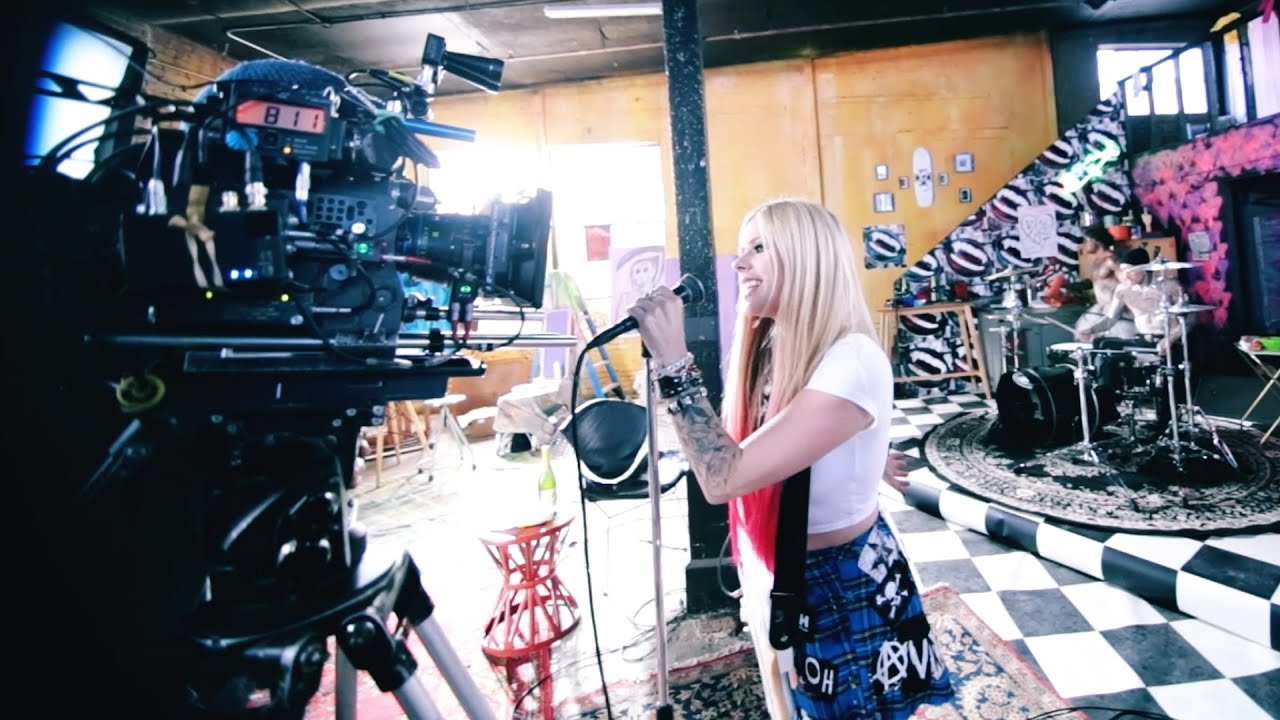 Avril Lavigne - "Bite Me"MVのBehind The Scenesを公開 デジタルシングル2021年11月11日配信開始 thm Music info Clip