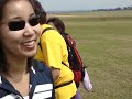 Luciana e Meng após o salto de para-quedas da Lu Luciana e Meng após o salto de para-quedas da Lu