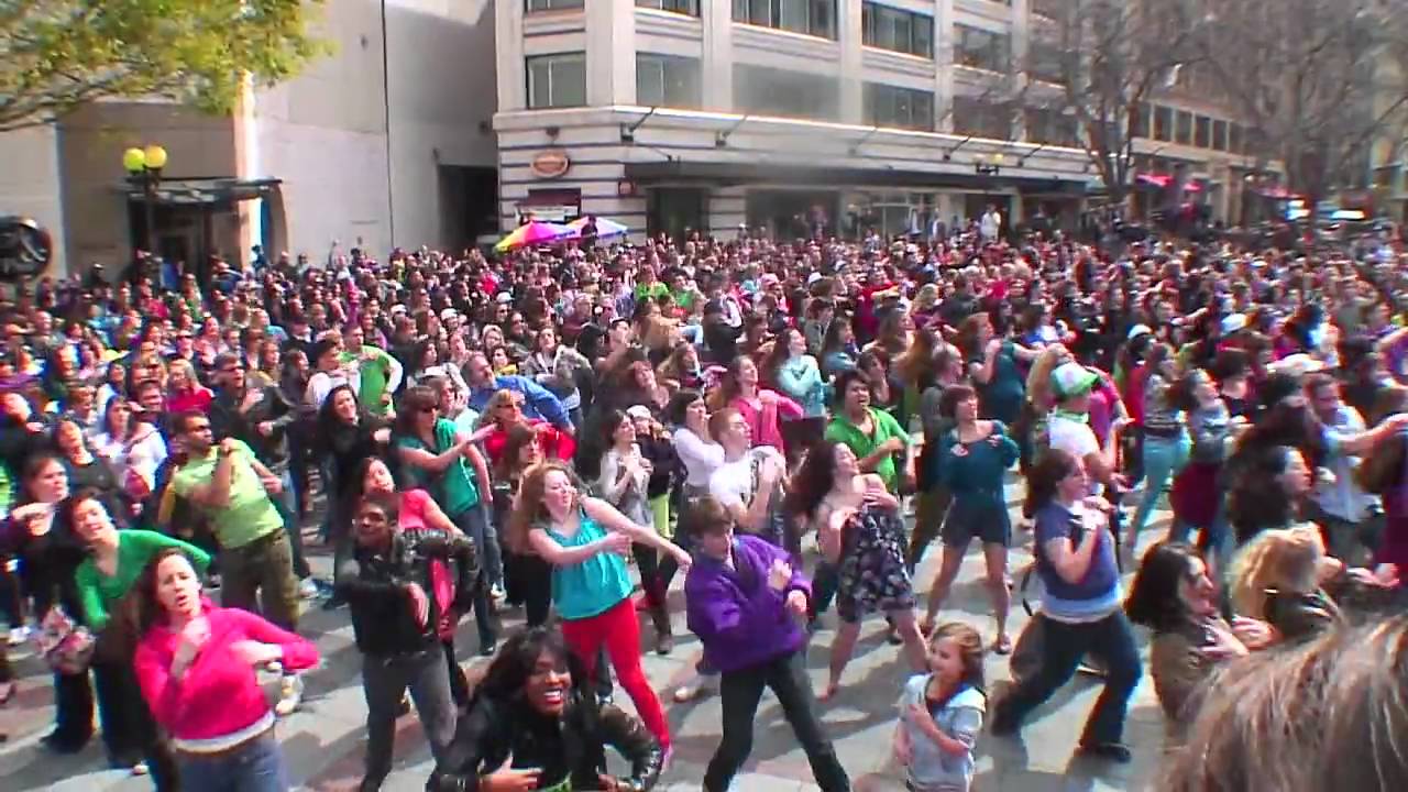 Seattle "Glee" flash mob performs in Westlake Park