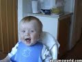 un chiquito que es un fenomeno, presten atencion en la risa contagiosa y como se caga de risa de las ganzadas del padre.