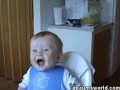 un chiquito que es un fenomeno, presten atencion en la risa contagiosa y como se caga de risa de las ganzadas del padre.