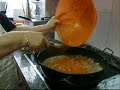 Rosarito cocinando carne a la montañesa