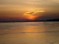 Lindo pôr do sol filmado no porto de Itacoatiara, Amazônia. O Rio Amazonas é um esplendor.Agosto de 2008