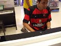Marcha Tuca de Mozart tocada na Virgin Megastore. Em Doha - Qatar.Gravado por Sérgio, participação especial de Vinícius.