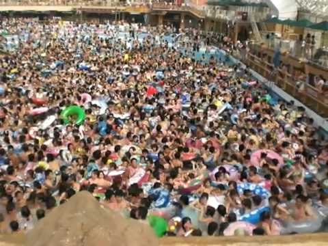 Japan’s Summerland pool full of people!