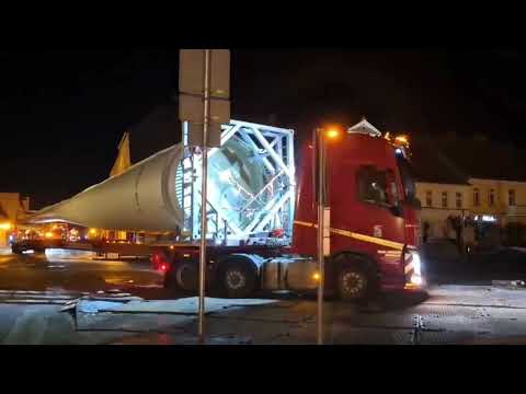 Przez Śmigiel przejechał transport gabarytowy :: video: Karol Schmidt