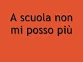 Laura Pausini met het liedje La solitudine. Met songtekst, zo kun je lekker mee zingen.Hieronder de vertaling van het liedje:Marco is weggegaan en komt niet meer terugDe trein van 07.30 uur, zonder hemIs een koud metalen hart zonder zielIn de grijze ochtendkou van de stadOp school is zijn bank leeg, Marco is in mijHet is zoet, zijn adem in mijn gedachtenEnorme afstanden lijken ons te scheidenMaar het hart klopt sterk in mijWie weet of je aan mij denktOf je nooit met je ouders praatOf jij je net als ik verstoptDe blikken vermijdt en je ervoor verbergtOpgesloten in je kamer en niet willen etenJe klemt je vast aan je kussenJe huilt en je weet niet hoeveel verdriet je nogEenzamer zal makenMarco, in mijn dagboek zit een fotoJe hebt de ogen van een beetje verlegen kindIk druk de foto tegen mijn hart en ik voel dat je er bentTussen het huiswerk voor Engels en WiskundeJouw vader en zijn adviezen, wat eentonigHij heeft jou meegenomen vanwege zijn werkZeker weten dat hij jouw mening nooit heeft gevraagdHij zei: 