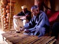 ibrahima diabat�, vieux balafoniste, jouant un de ses balafons dans la case commune de sa cour � djigu�ra (k�n�dougou - burkina-faso).