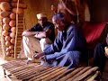 ibrahima diabat�, vieux balafoniste, jouant un de ses balafons dans la case commune de sa cour � djigu�ra (k�n�dougou - burkina-faso).
