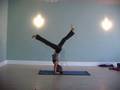 videos de Yoga teachers practice lightness in inversions, arm balances, and acroyoga