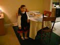 adri posando al lado de la mesa