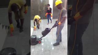 ENTRETIEN AVEC LA MACHINE MONO-BROSSE