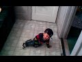 Kleiner M�chtegern-Snowboarder