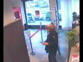 Milano a mano armata  il video di una rapina con ostaggio