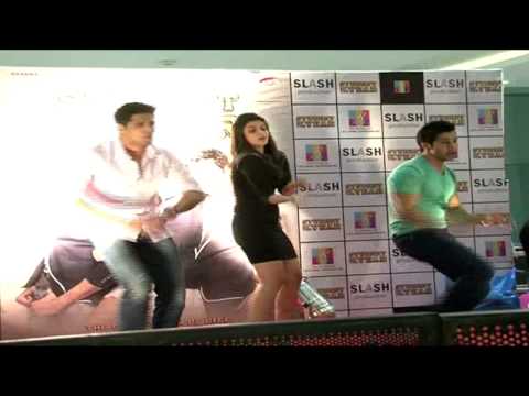 varun - Alia Bhatt, Varun Dhawan, Sidharth Malhotra: Who will steal the thunder in Student Of The Year? by: http://www.bollywoodlife.com/ Here's the young and almost...