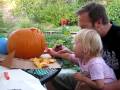 videos de Annika and Daddy carving