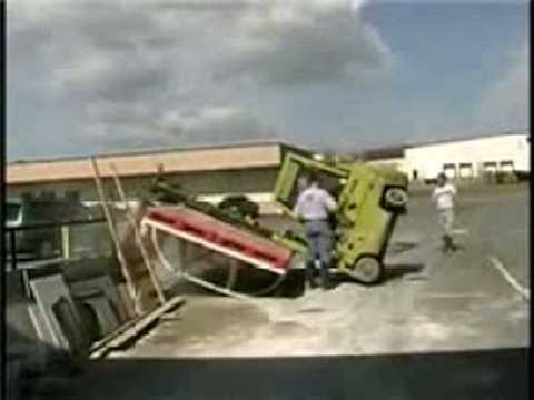 Se volteo el montacargas