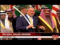 جورج بوش يرقص بالسيف في السعودية
