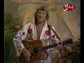 ----biographie de johnny hallyday----


johnny hallyday de son vrai nom jean-philippe l�o smet, est un chanteur, interpr�te et acteur fran�ais. apr�s presque 50 ans de carri�re, johnny hallyday est un des plus c�l�bres chanteurs francophones.

les estimations de ses ventes avoisinent les 60 millions dexemplaires en france uniquement. il a remport� 39 disques dor, 18 de platine et 5 victoires de la musique. 17 millions de spectateurs sont venus voir ses concerts lors de 100 tourn�es en france et en europe.
 il est l'une des personnalit�s les plus pr�sentes dans le paysage m�diatique fran�ais. 

ses d�buts se font gr�ces � l'�mission de radio paris-cocktail, � la fin de 1959, qui fait de lui un nouveau ph�nom�ne. il alors est engag� par vogue et enregistre son premier 45 tours, sous le nom de johnny hallyday qui reste son nom de sc�ne.

 ses d�buts se font gr�ce aussi � la p�riode y�-y� dont il est une ic�ne incontournable. il rencontre sylvie vartan et l'�pouse en 1965, david hallyday, leur fils, na�t le 14 ao�t 1966. 

les ann�es suivantes, entre 1970 et 1980, sont une p�riode de test pour johnny hallyday, ses disques ne marchent pas comme � ses d�buts il conna�t une faiblesse dans sa carri�re avec son album hamlet. il revient 5 ans plus tard en 1976 et le public accueille dignement son retour.

en 1982, il devient le compagnon de l'actrice fran�aise nathalie baye, avec laquelle il aura une fille, laura smet n�e le 15 novembre 1983 sa carri�re ne conna�t que tr�s peu d�chec et ses fans sont toujours au rendez-vous. 

johnny hallyday est un homme de sc�ne et il en fait toujours plus pour ne pas d�cevoir ses fans et rester au top, seulement la sant� ne suit pas toujours. le 8 janvier 1985, il s'�croule sur sc�ne, victime d'une syncope, il est alors hospitalis� pour quelques jours. 

pendant les ann�es 90 johnny hallyday se consacre a plusieurs albums comme lorada tour et destination vegas qui sortent en 1996 et deux ans plus tard, allume le feu au stade de france ou encore sang pour sang qui a marqu� plusieurs g�n�rations 

il fait aussi beaucoup de duos avec lionel richie, lara fabian, florent pagny, pascal obispo, ou encore patrick bruel. en 1996, il se marie avec laeticia boudou n�e le 18 mars 1975. ils adoptent en neuf ans plus tard une enfant d'origine vietnamienne, gr�ce para�t-il � l'appui de jacques et bernadette chirac, qu'ils pr�nomment jade, n�e le 3 ao�t 2004. 

le 2 d�cembre 2007, il annonce au 20 heures de tf1 que la tourn�e marr�ter l�, pr�vue en 2009, sera sa derni�re tourn�e.
