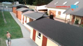 SOUSEDSKÝ ZÁPAS V BADMINTONU. Klasickou síťku nahradila střecha domu