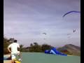 Rambo e Daniel pousando de parapente