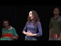 www.improvavel.com.br --- Convidados Marianna Armellini (Jogadora) e Marcio Ballas (MC) Jogo: Só Perguntas Regra: Só é permitido conversar através de perguntas e tentar se manter o maior tempo possível na cena. Se um jogador errar ou demorar demais para falar ele dá seu lugar ao outro. O objetivo é eliminar o outro jogador. Improvável é um espetáculo criado, encenado e produzido pela Cia. Barbixas de Humor. www.barbixas.com.br Gravado no teatro TUCA - SP Dia 26/02/09...
