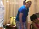 Los gallos jugando domino