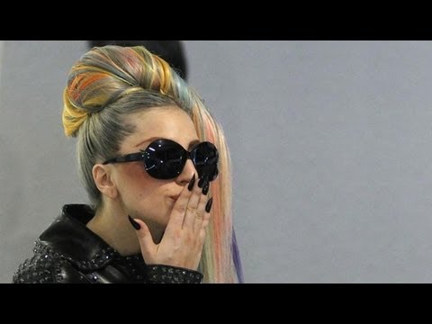 Lady gaga - A principios de año Lady Gaga se veía obligada a cancelar su gira por culpa de una inflamación de los ligamentos de su cadera derecha, lesión que la llevaría...