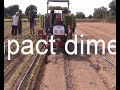 TRASPANTADORA OLEO-DINAMICA SEMOVIENTE CON PILOTO CORCHETE AUTOMATICO La nueva  trasplantadora OMIA puede trasplantar plantas en alvéolo (cilìndricas, cònicas, y piràmidales) en particular sobre un terreno a baùl. Tiene un rendimiento horario de unas 8000 plantas con dos operadores, tiene un sistema de guia automatica que sigue el surco de los baules del terreno o la estela que dejan las ruedas ; se puede efectuar también un trasplanto màs delicado como por ejemplo lo de ensalada, apio, scelga, hinojo, y todas las ortalizas que no superan los 15 cm de alteza. Se puede regular en calzada (desde un mìnimo de 75 cm hace 1 metro), sobre la fila (desde 30 cm hace 1 metro), interfila (desde 7cm hace 80 centìmetros ). Es muy indicada para trabajar sobre un terreno hùmedo porquè es muy ligera (750 kilogramos). Trabaja bien tambièn sobre instalaciòn de riego a gota o con pequenos irrigadores que se montan antes para regar después del trasplante. Puede ser utilizada sobretodo en pequenas y medias empresas o pequenas parcelas.Remolcada para una motoazada de 14hp, que se puede destacar y emplear de otra manera, se utiliza para sembrar habas, guisantes, ajo, etc.Si se cambian los elementos podemos quedarnos còmodamente sentados sobre la màquina y utilizarla como sembradora de precisiòn para ortalizas. Todos los comandos estàn a disposiciòn del operador ( el que rellena el distribuidor con las plantas) de manera que  no deja su asiento. Hay una reserva de 26 contenedores de plantas.nueva patente internacional