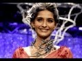 Sonam Kapoor, Lara Dutta & Sonu Sood Sparkle at Grand Finale - IIJW 2011