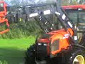 Zetor Proxima 8441 i Farmtrac rozładowuja przyczepę z belami Zetor Proxima 8441 i Farmtrac rozładowuja przyczepę z belami