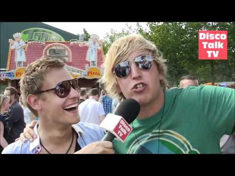 Begeisterung pur von einem Schwenkgrill mit Schnitzeln drauf :D